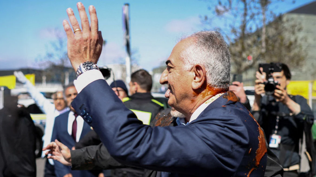 Γερμανία: Επιτέθηκαν με κόκκινη μπογιά στον Ρεζά Παχλαβί στο Βερολίνο - Βίντεο