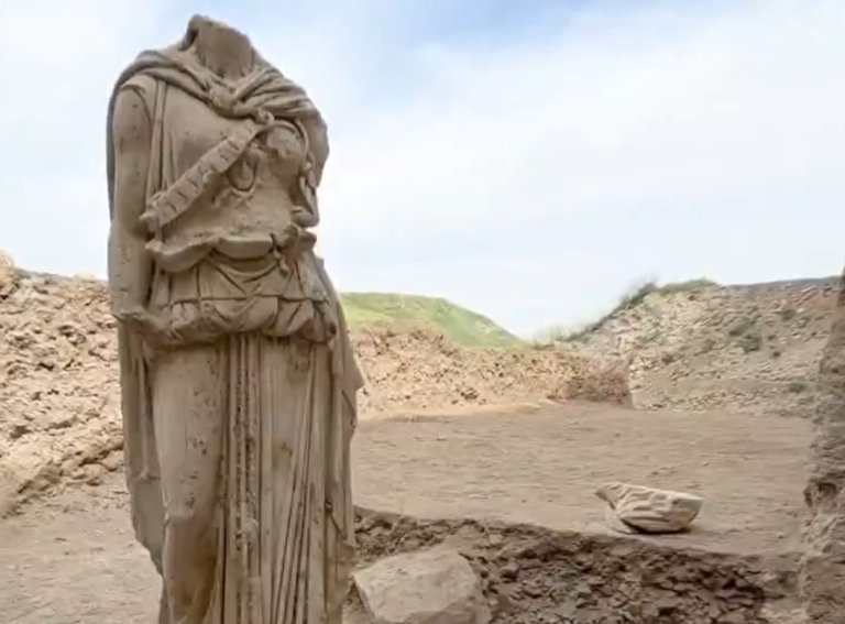 Εντυπωσιακό άγαλμα της Αθηνάς ύψους δύο μέτρων αποκαλύφθηκε στη Λαοδικεία