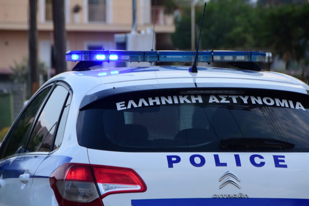 Εξάρχεια: Παραδόθηκε 24χρονος που μαχαίρωσε στον μηρό περιπτερά κατά τη διάρκεια ληστείας