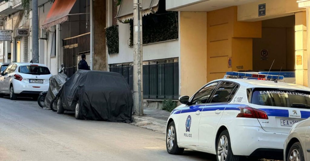 Νέος Κόσμος: Συνελήφθη ο ένοπλος άνδρας που είχε ταμπουρωθεί στο σπίτι του αφού επιτέθηκε στη μητέρα του