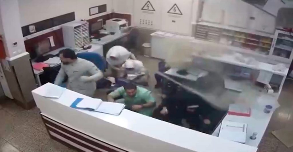 Ιράν: Χαοτικές σκηνές σε νοσοκομεία εν μέσω επιθέσεων – Η στιγμή που νοσηλεύτρια διασώζει νεογέννητα