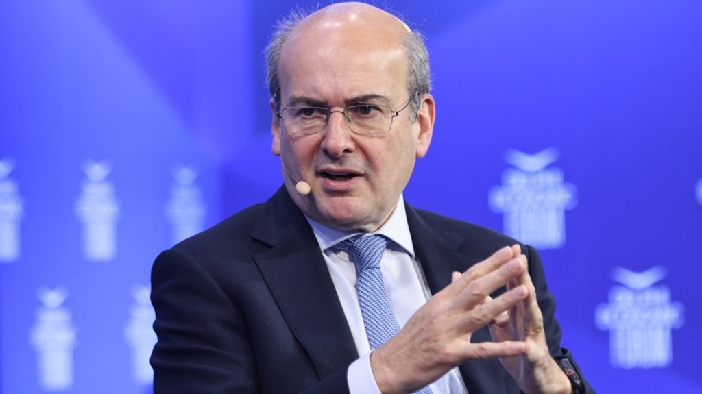 Κ. Χατζηδάκης από Οικονομικό Φόρουμ των Δελφών: Αρνητικός στην οριζόντια μείωση του ΦΠΑ