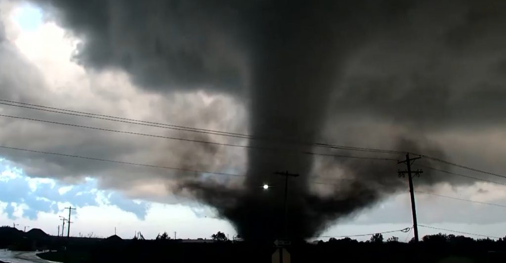 Οκλαχόμα: Δείτε βίντεο από τους σφοδρούς ανεμοστρόβιλους που σάρωσαν - τουλάχιστον 10 τραυματίες