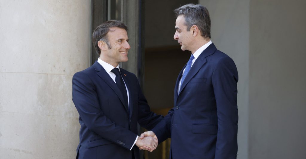 260424181413_maketa-macron-mitsotakis
