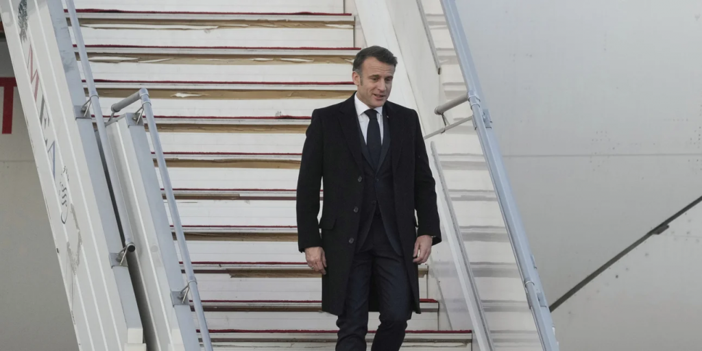 260424190716_macron-skalia-aeroplano.jpg