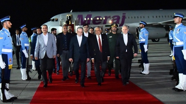 Στο όριο η διπλωματία: Σκιώδεις επαφές ΗΠΑ – Ιράν στο Ισλαμαμπάντ, ενώ ο πόλεμος απειλεί να ξεφύγει