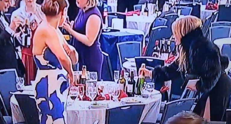 Viral η γυναίκα που μάζευε μπουκάλια κρασιού ενώ έπεφταν σφαίρες