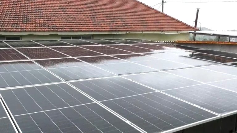 «Φωτοβολταϊκά στο μπαλκόνι»: Στη Βουλή το σχετικό νομοσχέδιο