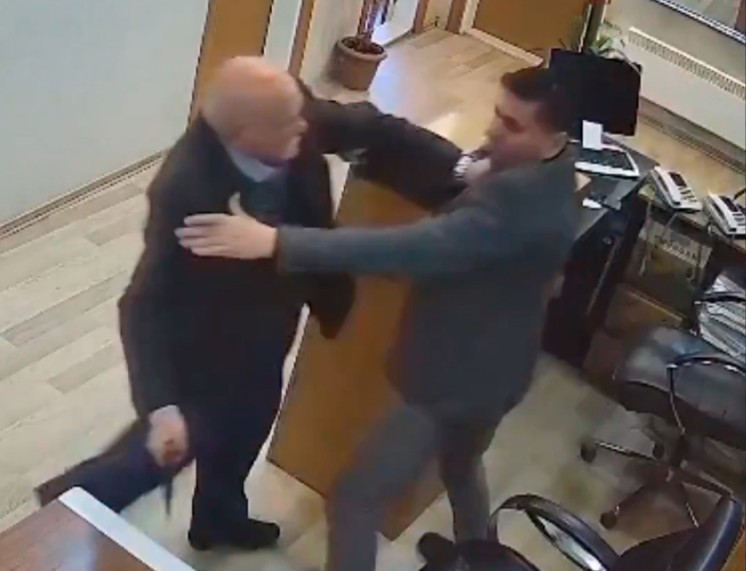 Σοκ σε δημαρχείο στην Τουρκία: Ηλικιωμένος εισέβαλε με μπαλτά και επιτέθηκε σε υπάλληλο