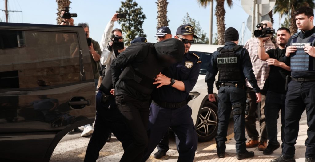 Δολοφονία στον Άγιο Δημήτριο: Με κουκούλα και αλεξίσφαιρο στον ανακριτή ο 20χρονος - Τι αναμένεται να υποστηρίξει