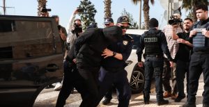 Δολοφονία στον Άγιο Δημήτριο: Με κουκούλα και αλεξίσφαιρο στον ανακριτή ο 20χρονος – Τι αναμένεται να υποστηρίξει