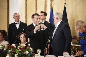 Η σημειολογία των ηχηρών και επώνυμων επιχειρηματικών απουσιών στο δείπνο του ΠτΔ και του Πρωθυπουργού στον Εμανουέλ Μακρόν! Γιατί σημασία έχει τελικά ΠΟΙΟΙ και ΓΙΑΤΙ δεν προσεκλήθησαν…