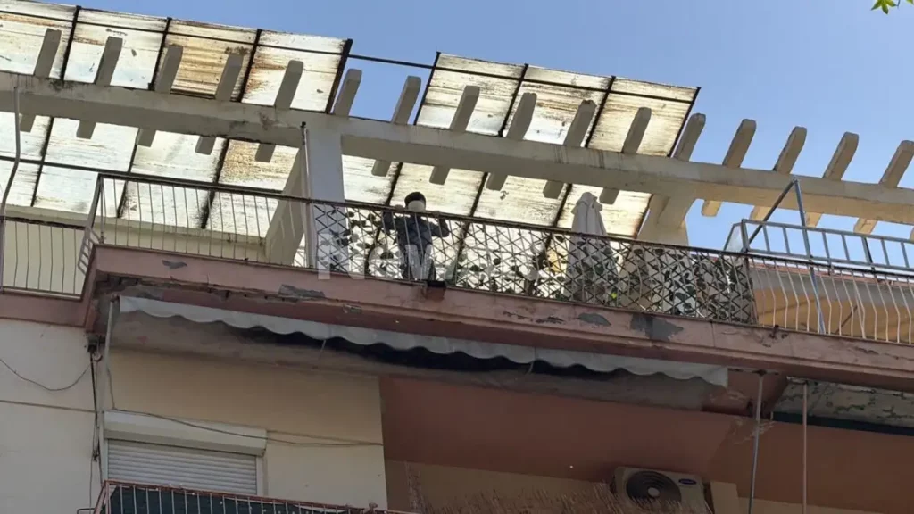 Συνελήφθη η μητέρα του 5χρονου που «άδειασε» όλο το σπίτι στο δρόμο