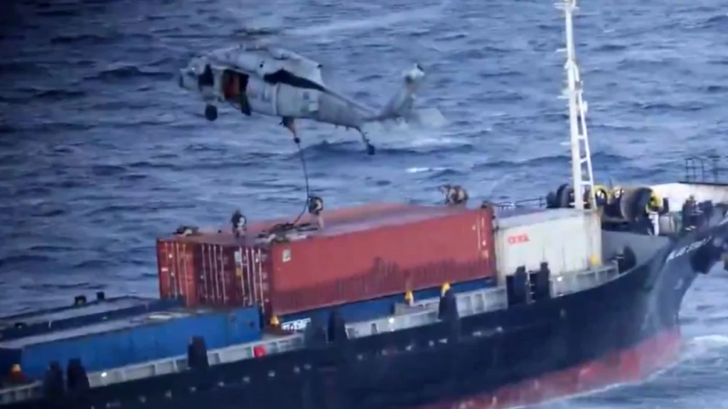Σε εμπορικό πλοίο μεταφοράς κοντέινερ στην Αραβική Θάλασσα έκαναν νέο ρεσάλτο Αμερικανοί πεζοναύτες