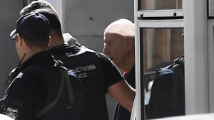 Για τρία κακουργήματα η δίωξη στον 89χρονο πιστολέρο – «Αν ήθελα θα τους σκότωνα…»