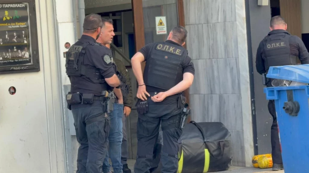 Άνδρες της ΟΠΚΕ μπαίνουν στην πολυκατοικία του 20χρονου που έχει ταμπουρωθεί στη Θεσσαλονίκη