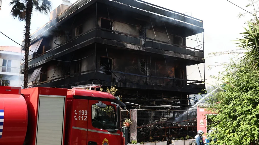 Επεκτάθηκε σε πολυκατοικία η φωτιά που ξέσπασε σε κατάστημα στο Ίλιον