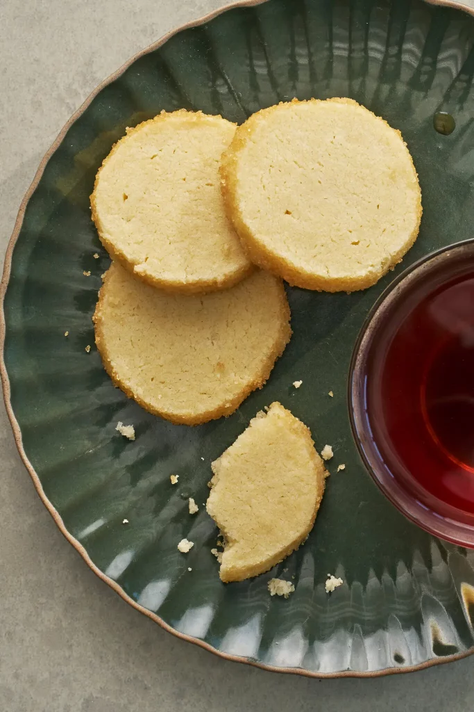 Ένα μπισκότο μόλις τεσσάρων συστατικών που είναι μαλακό και τραγανό μαζί!