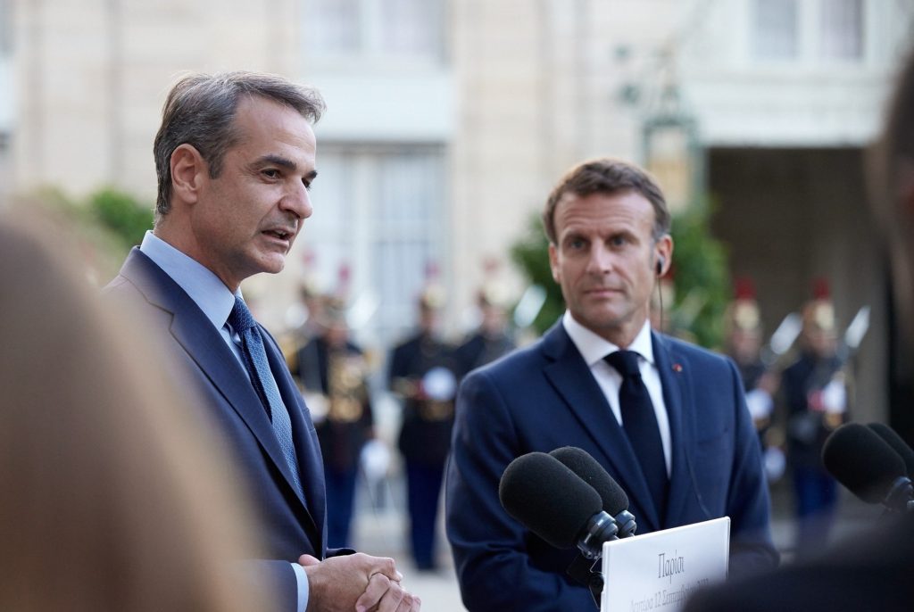 Bloomberg: Ανανεώνουν την αμυντική συνεργασία και διευρύνουν τη διμερή τους σχέση Ελλάδα και Γαλλία