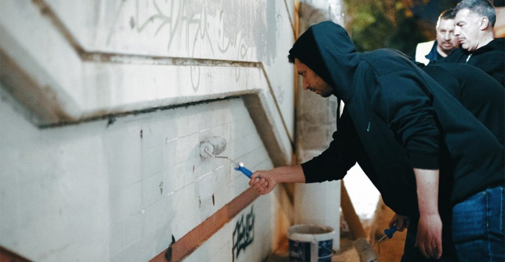 Κ. Κυρανάκης: Πήρε τη βούρτσα για να σβήσει τα γκράφιτι στον σταθμό του ΗΣΑΠ στον Ταύρο