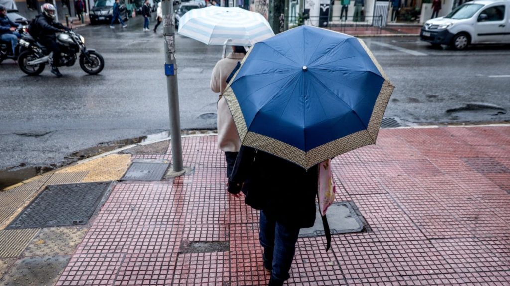 Καιρός: Φθινοπωρινή Πρωτομαγιά με πτώση της θερμοκρασίας και θυελλώδεις ανέμους - Πού θα βρέξει