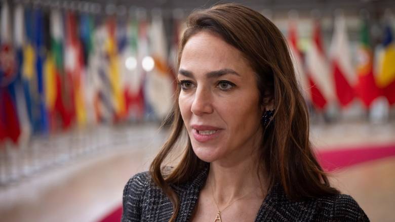 «Νταντάδες της Γειτονιάς»: Πώς γίνεται η εγγραφή - Ποιοι δικαιούνται 500 ευρώ