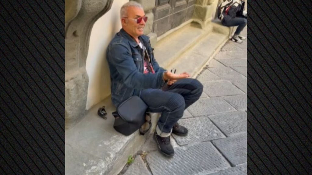 Ο τραγουδιστής δημοσίευσε ένα χιουμοριστικό βίντεο από το ταξίδι του