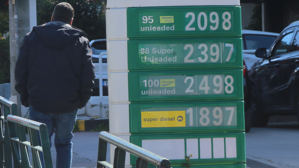 Σαρώνει η ακρίβεια: βενζίνη πάνω από 2€/λίτρο