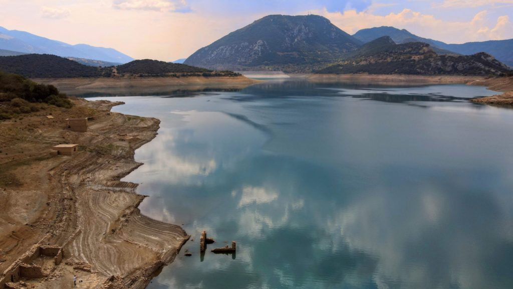 Λίμνη Μόρνου: Σε υψηλά επίπεδα η στάθμη, βυθίστηκε πλήρως το χωριό Κάλλιο