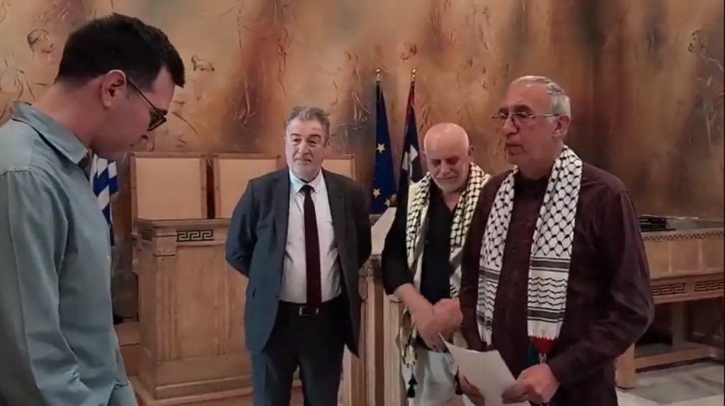 Ο Πέτρος Κωνσταντίνου της ΑΝΤΑΡΣΥΑ έδωσε δικό του όρκο στο δημοτικό συμβούλιο της Αθήνας - «Εξοργιστικό, λέει ανοησίες αντί για όρκο στο Σύνταγμα» λέει ο Γεωργιάδης