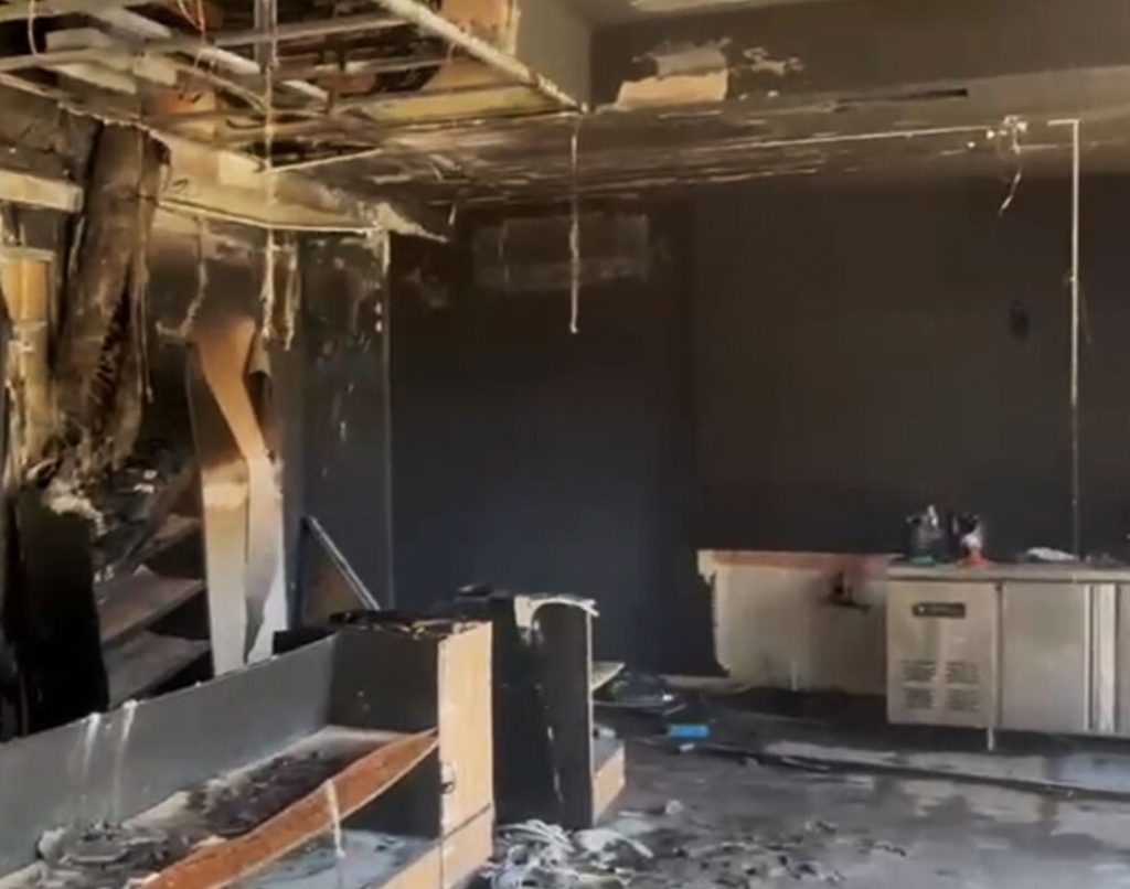 Οκτώ προσαγωγές για τον εμπρησμό του μαγαζιού του περιπτερά που είχε ξυλοκοπηθεί στη Γαστούνη - Πώς κινήθηκαν οι δράστες