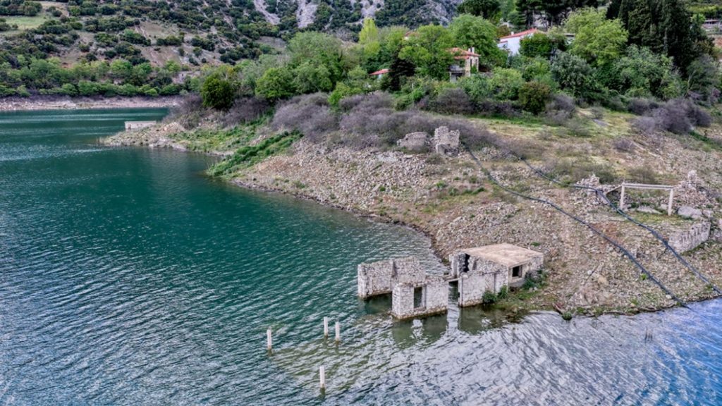 Λίμνη Μόρνου: Βυθίζεται ξανά το χωρίο Κάλλιο - Σημαντική ανάσα στα αποθέματα νερού