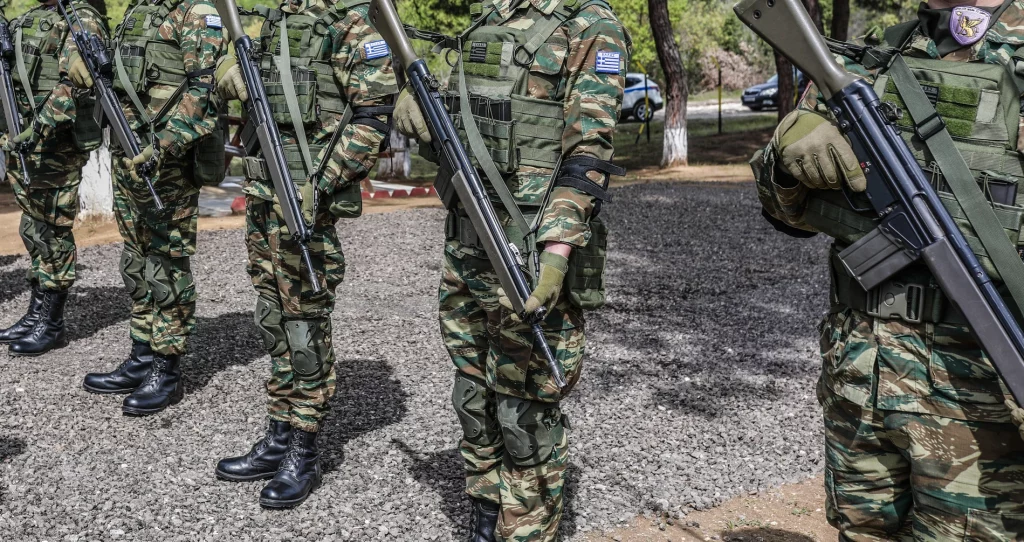 Πρόστιμα έως 6.000 ευρώ μέσω εφορίας στους ανυπότακτους