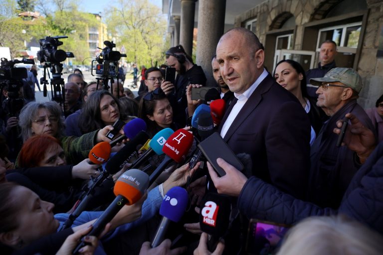 Βουλγαρία: Εντολή σχηματισμού κυβέρνησης στο νικητή των εκλογών Ρούμεν Ράντεφ