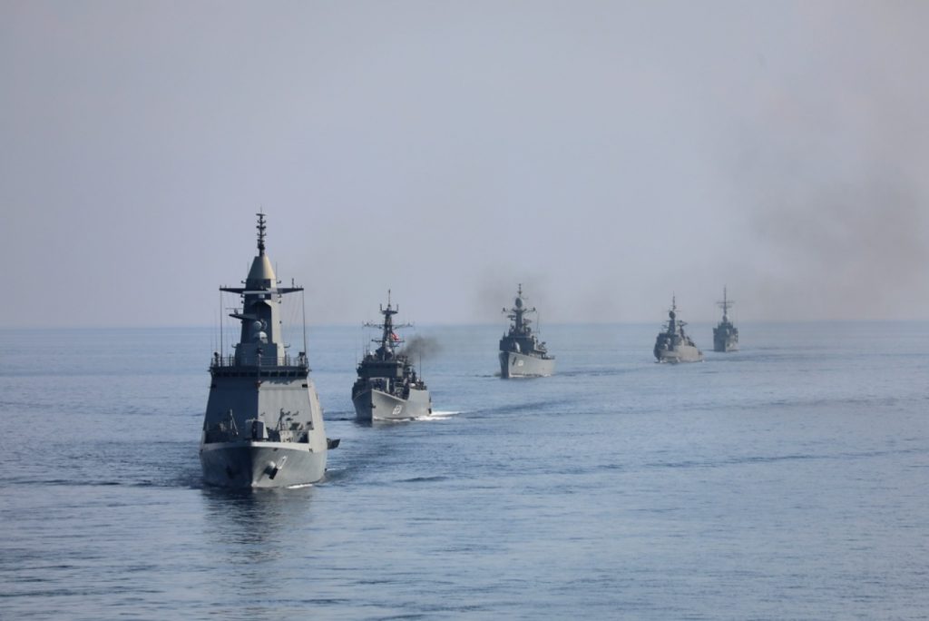 Εύθραυστη εκεχειρία με ανταλλαγές πυρών ΗΠΑ-Ιράν στο Ορμούζ: Τα πλήγματά μας ήταν «χάδι» λέει ο Τραμπ, απειλεί ξανά την Τεχεράνη