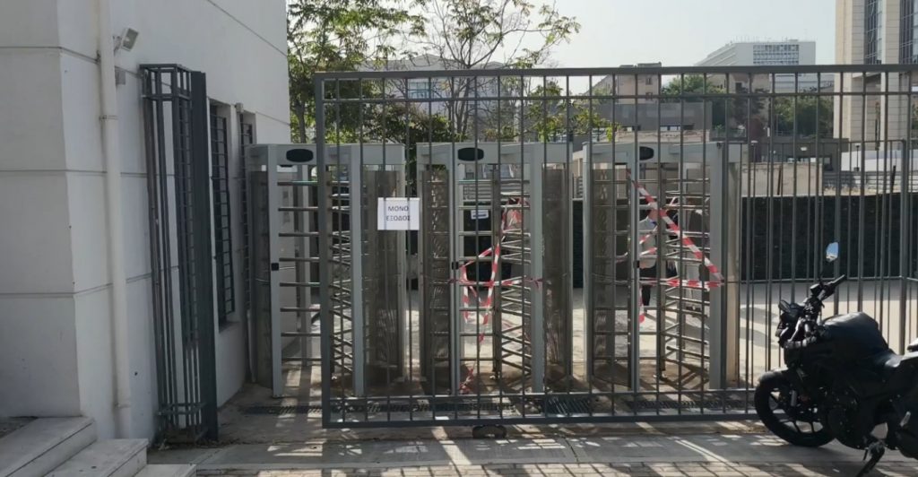 Νέα μέτρα στο Πρωτοδικείο μετά την ένοπλη επίθεση - Πύλες ελέγχου και μηχανήματα X-ray σε Λουκάρεως και Δέγλερη