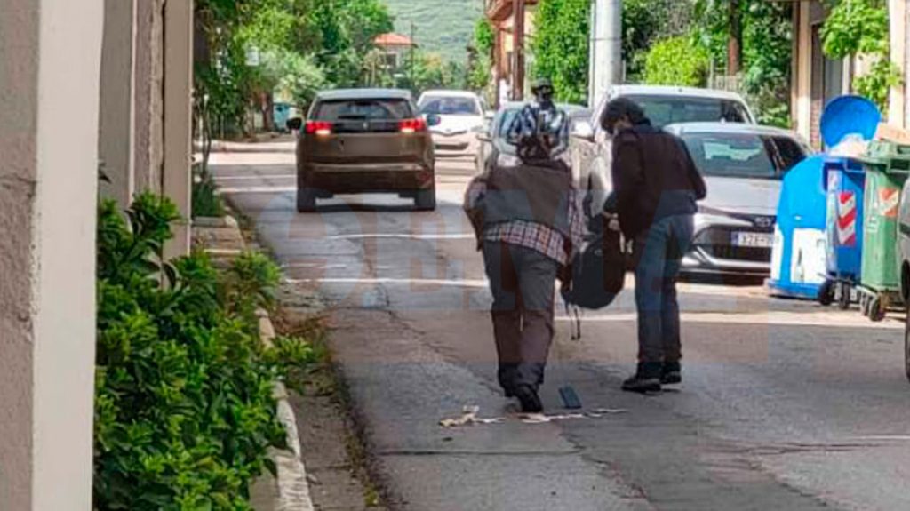 Χειροβομβίδες και όπλα με σφαίρα στη θαλάμη είχαν οι ληστές της Τιθορέας: Από 24 έως 33 ετών οι 8 συλληφθέντες