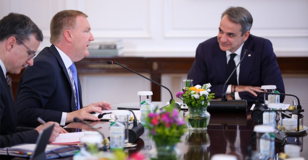 Επίτροπος Ε.Ε: Η πρόοδος της Ελλάδας στο Κράτος Δικαίου ενισχύει την οικονομία και τις επενδύσεις