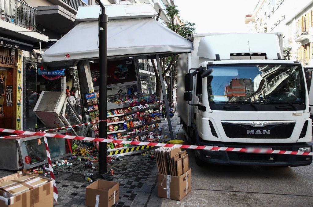 Φορτηγό έπεσε πάνω σε περίπτερο στον πεζόδρομο Αγίας Σοφίας