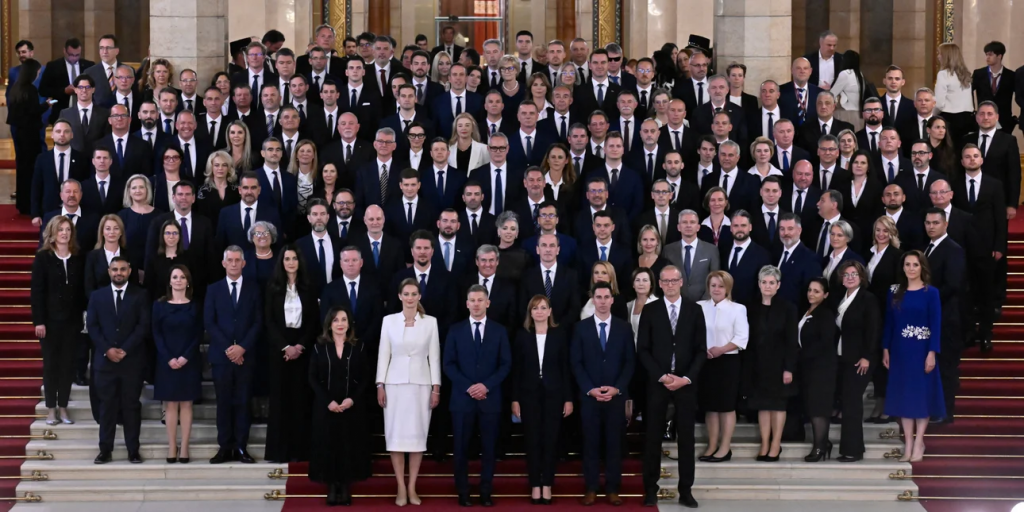 Ορκίστηκε στη Βουλή η νέα κυβέρνηση του πρωθυπουργού Μάγιαρ στην Ουγγαρία