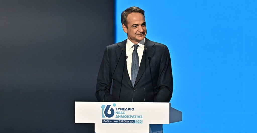 260515204127_maketa-mitsotakis-synedrio-nd-16