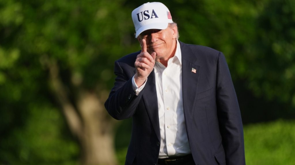 260518080136_trump_usa_kapelaki
