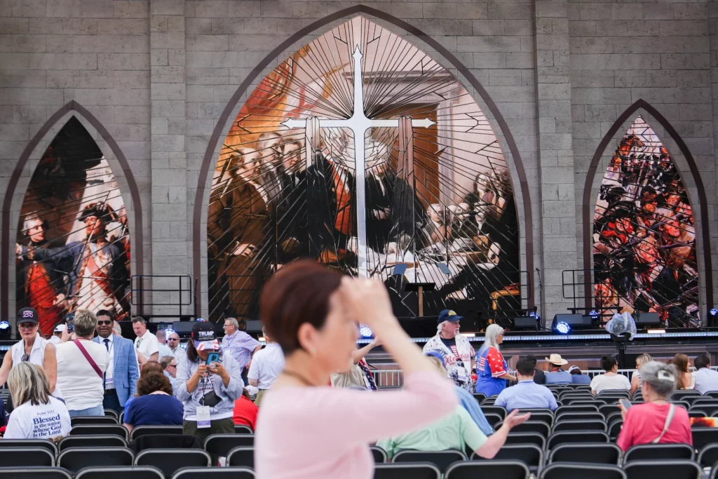 Χιλιάδες άνθρωποι στο National Mall στην Ουάσινγκτον για μια προσευχή με θέμα την Αμερική