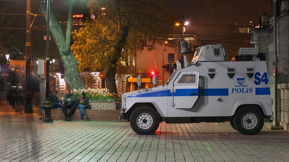 Τέσσερις νεκροί και οκτώ τραυματίες από πυρά ενόπλου κοντά στην Μερσίνη