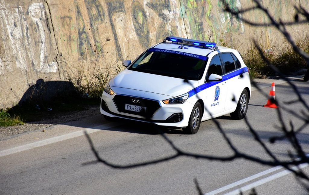 Άγρια επίθεση σε μητέρα τριών παιδιών στην Πάτρα: Κουκουλοφόροι τη χτύπησαν και την έριξαν σε χαντάκι