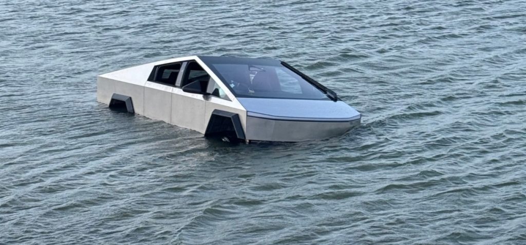 Τέξας: Οδηγός στο έριξε Tesla σε λίμνη για να... τεστάρει τις δυνατότητές του - Τελικά βυθίστηκε και συνελήφθη - ΒΙΝΤΕΟ