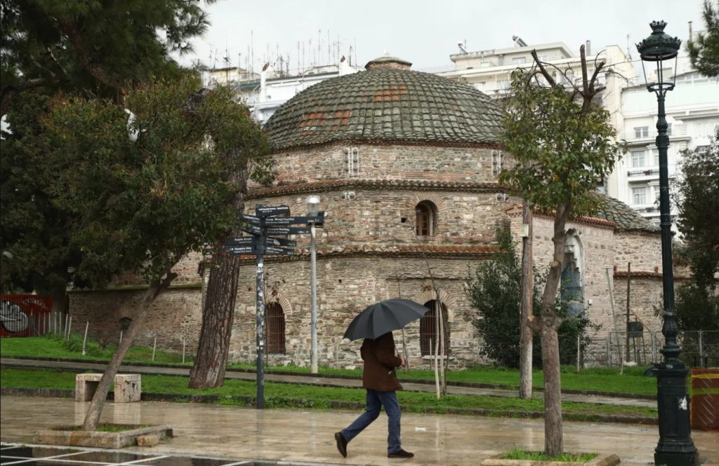 Με δύο πρόσωπα ο καιρός: Ήλιος το πρωί, μπόρες το μεσημέρι - Η πρόβλεψη για τις επόμενες μέρες
