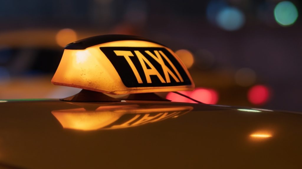 Οδηγός ταξί χρέωσε τουρίστες 45 ευρώ για διαδρομή από το Μοναστηράκι στον Πειραιά και συνελήφθη
