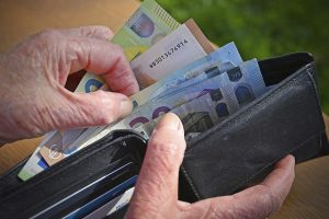Συντάξεις Ιουνίου: Πότε πληρώνονται, αναλυτικά οι ημερομηνίες ανά Ταμείο