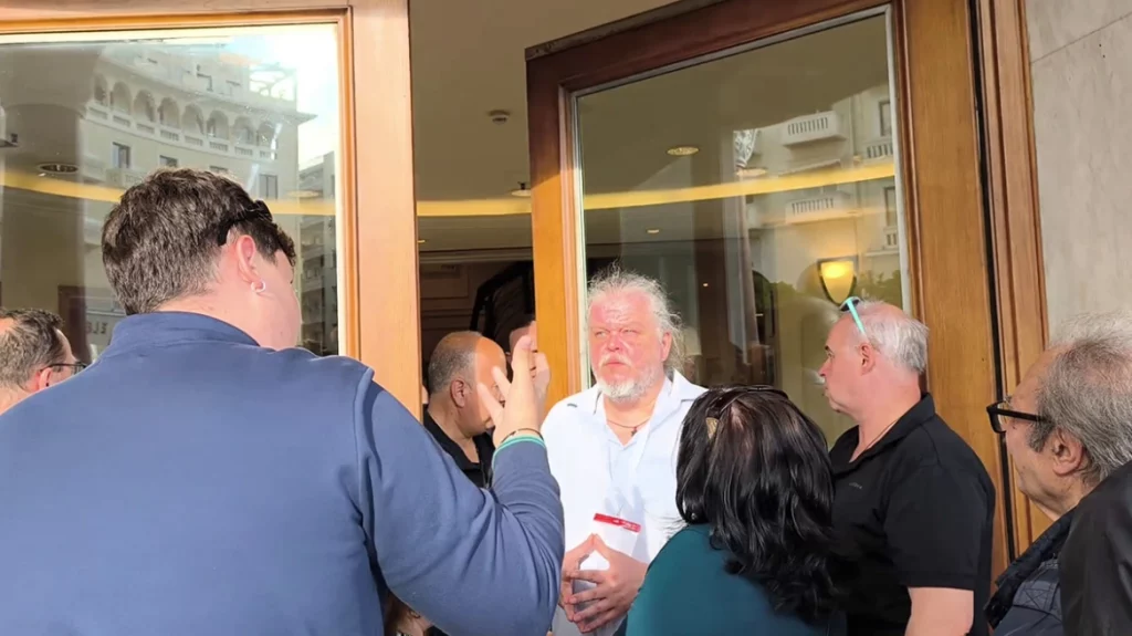 Μικρή ένταση έξω από το «Ολύμπιον» πριν ξεκινήσει η παρουσίαση του κόμματος της Μαρίας Καρυστιανού